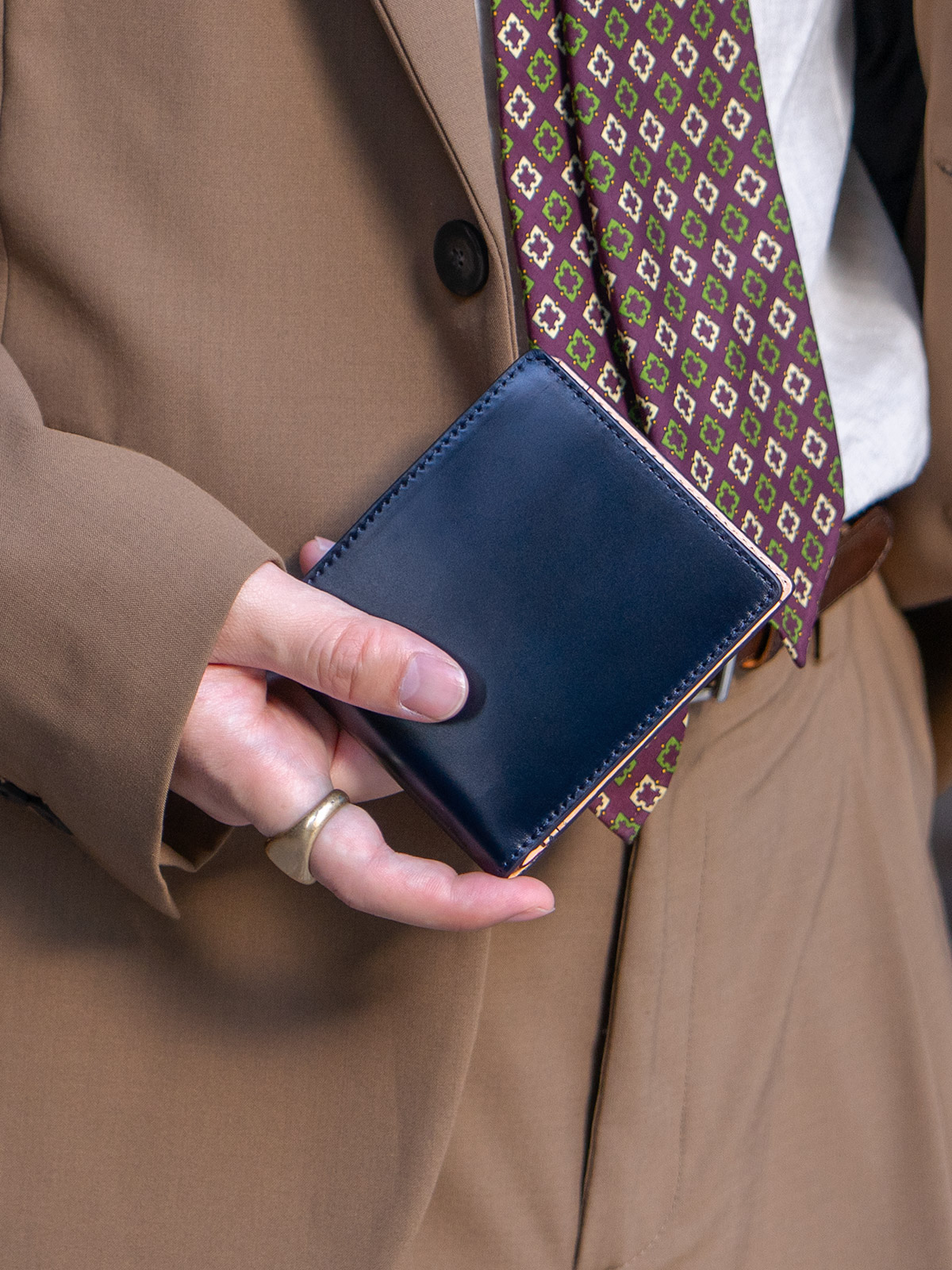 アニリンコードバン ホックレス二つ折り財布 イメージ