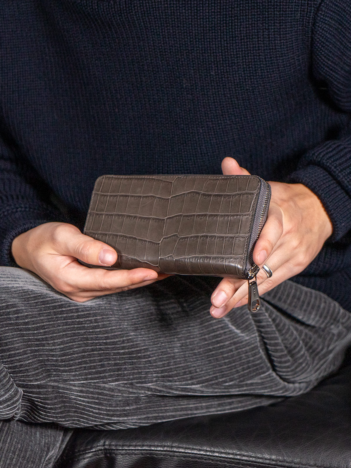 ナイルクロコ ラウンドファスナー二つ折財布　グレーイメージ