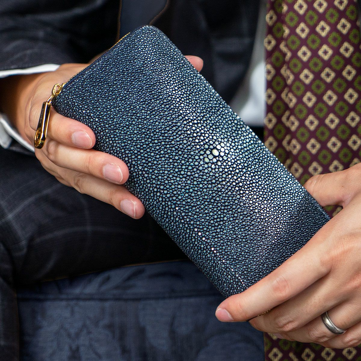 ガルーシャ長財布　手に持つイメージ