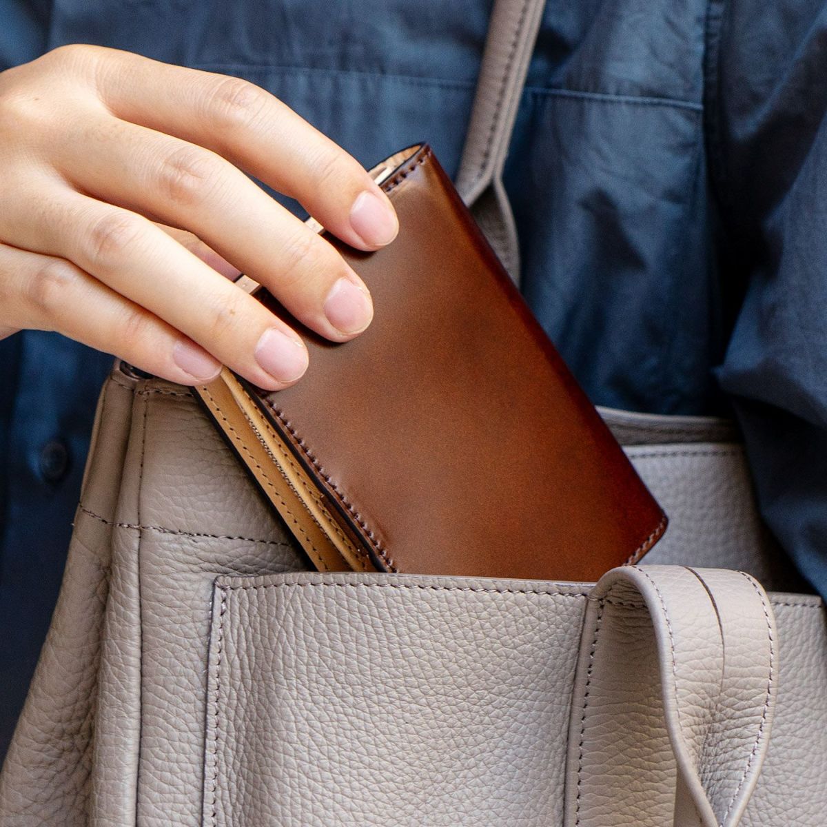 アニリンコードバン 手帳型ミドルウォレット（二つ折り深札入れ）