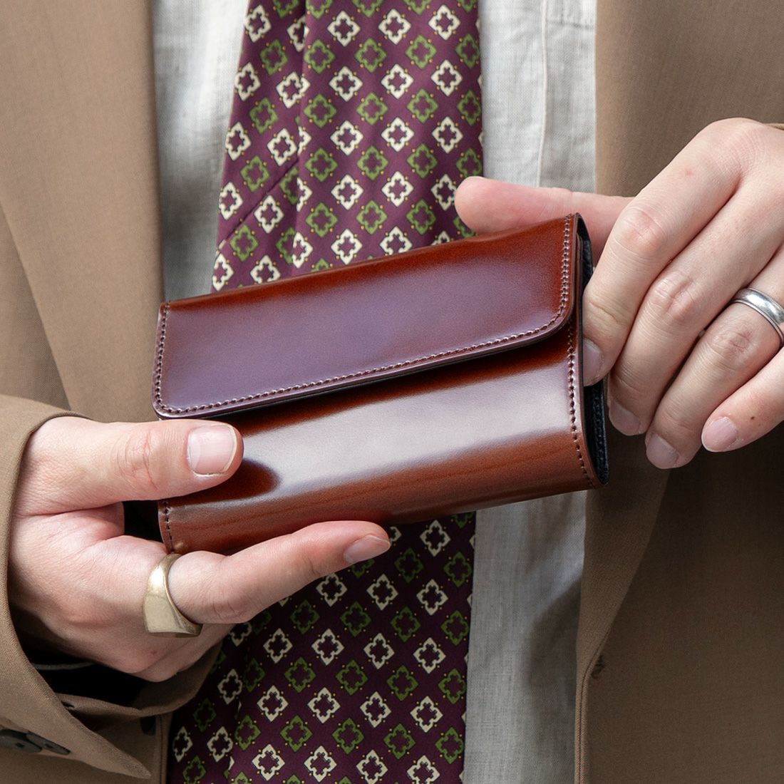 アニリンコードバン フラップミドルウォレット（かぶせ深札入れ